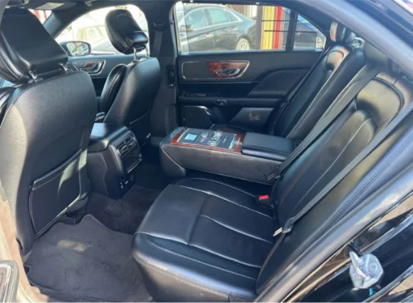 Lincoln Sedan Rental - view 2